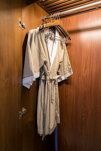衣柜里有木质衣架的浴袍