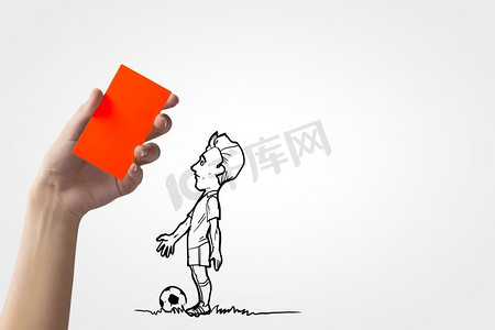 罚球卡。足球运动员和手拿红牌的漫画