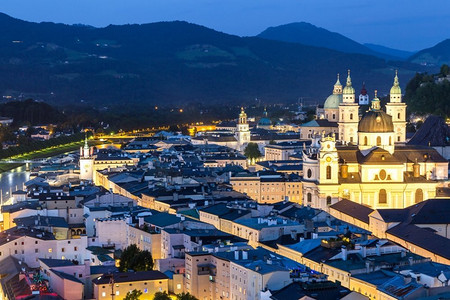 开封夜景摄影照片_奥地利萨尔茨堡，奥地利历史名城萨尔茨堡的美丽夜景