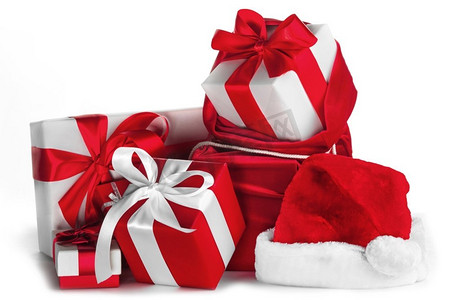 白色的圣诞礼物红色圣诞老人袋圣诞礼物与弓和圣诞老人帽子孤立在白色背景