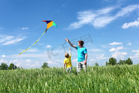夏天，父亲带着儿子放风筝
