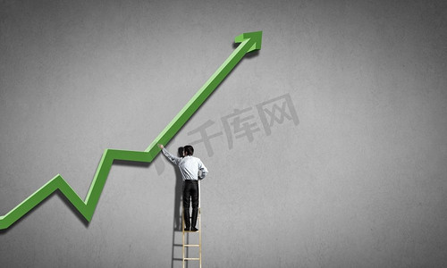 商人站在梯子上,到达不断增长的图表.
