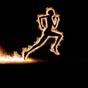 奔跑的人，笼罩在火焰在黑色背景