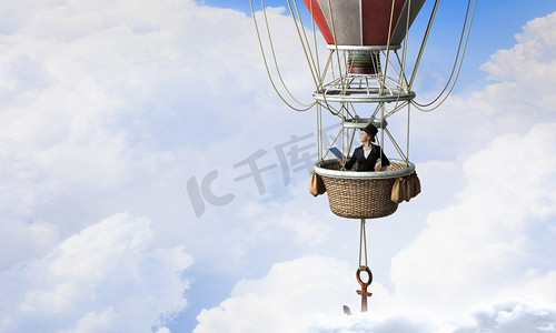 乘坐浮空器旅行的女子。年轻的女商人戴着五颜六色的浮空器在天空中飞翔