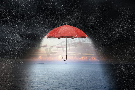 尖锐盾牌摄影照片_天空中的彩伞。雨中天空带着彩伞的概念形象