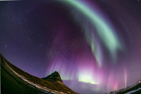 冰岛柯克朱费尔的北极光极光