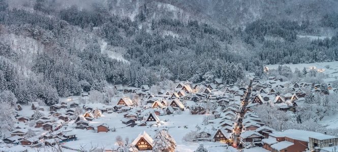 健康明眸照亮未来摄影照片_白川方明降雪照亮岐阜市中部降雪日本