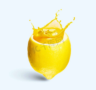 飞溅的柠檬汁摄影照片_柠檬汁.清新的柠檬鸡尾酒与多汁飞溅的形象