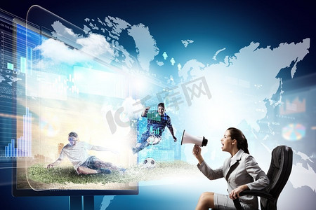 3.三维技术。情绪激动的女子在3D电视上观看足球比赛