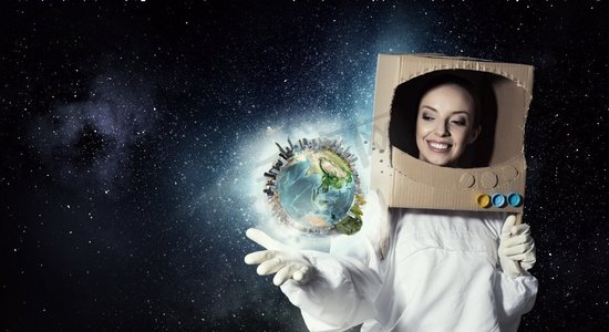 宇航员美国摄影照片_梦想探索太空。头顶纸箱的年轻女子想象自己是宇航员。这张图片的要素由美国宇航局提供