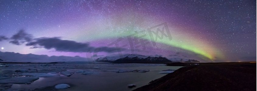 北极光在Jokulsarlon冰川泻湖冰岛全景