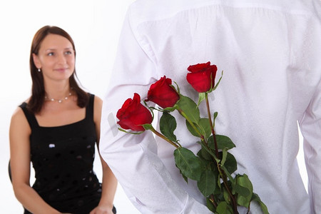 捧花的女人摄影照片_一位有爱心的男人为他的女人捧着一朵红玫瑰