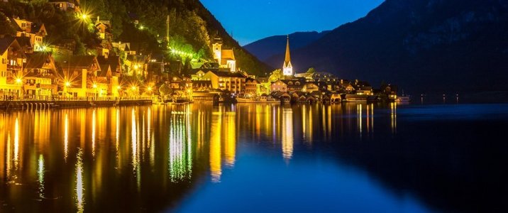 奥地利阿尔卑斯山哈尔斯塔特村黄昏的经典景色