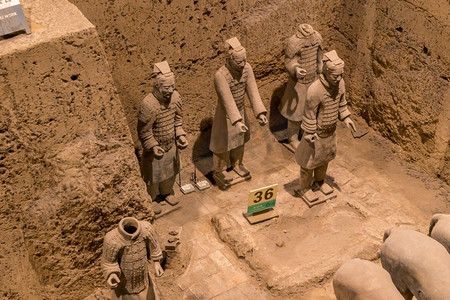 中国皇帝摄影照片_西安中国历史博物馆修复了兵马俑遗址。