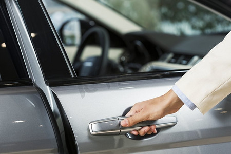 人手开车门的特写