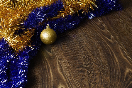 金属饰品摄影照片_圣诞背景。背景圣诞图案带有装饰球和金属饰品。文本的位置