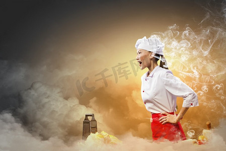 亚洲女厨师在愤怒。愤怒的亚洲女性厨师反对与闪耀效果的颜色背景