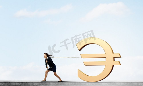 货币概念。年轻的女商人用绳子拉着欧元的标志