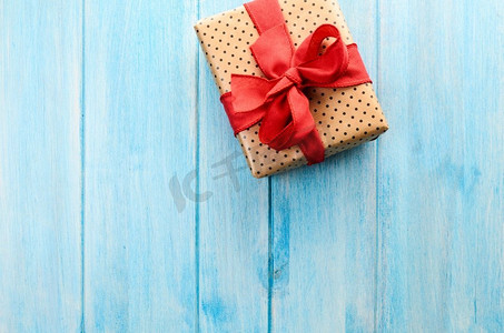 圣诞或新年手工礼物。蓝色木质背景的圣诞或新年装饰礼盒