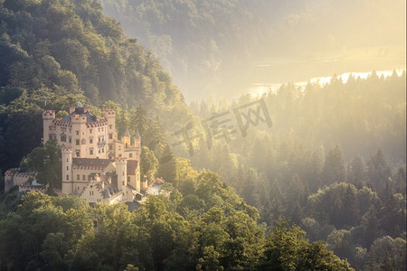 巴伐利亚州摄影照片_德国巴伐利亚州富森的Hohenschwangau城堡美丽的夏日落日景色