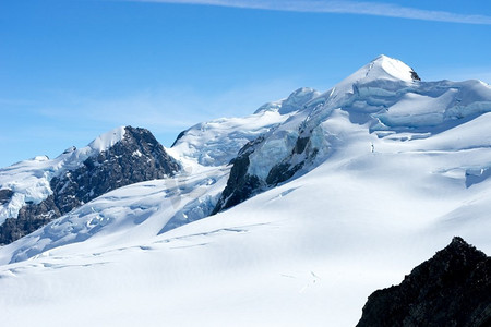 冬季滑雪摄影照片_雪山。山景观与雪和清澈的蓝天