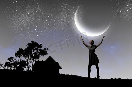 晚上的女人。举起双手映衬月亮的女人的剪影