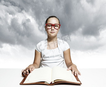 女孩读书学校漂亮的女孩在红色眼镜阅读书
