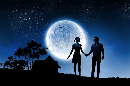 两人坐在月光下的图片图片