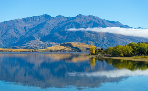 阿尔卑斯山摄影照片_风景如画。新西兰阿尔卑斯山和湖泊的自然景观