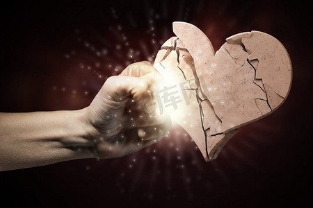 受伤的石头摄影图片-受伤的石头摄影作品-千库网