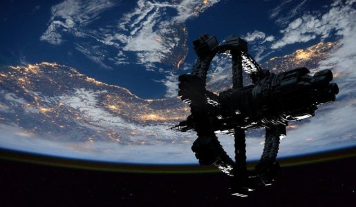 绕地球运行的空间站。美国国家航空航天局提供的这张图片的元素。