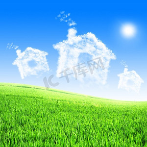 绿背景摄影照片_蓝天中的云屋，绿草的衬托。