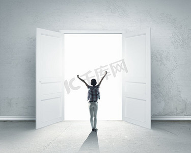 从成功的角度来看。举起双手进入打开的门的女人的后视线