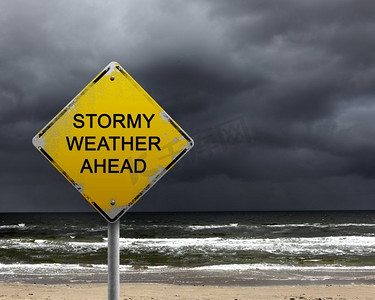 天气的符号摄影照片_在暴风雨的天空中发出恶劣天气的黄色预警信号