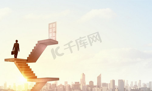 商人走上楼梯在天空的门通往成功的路上