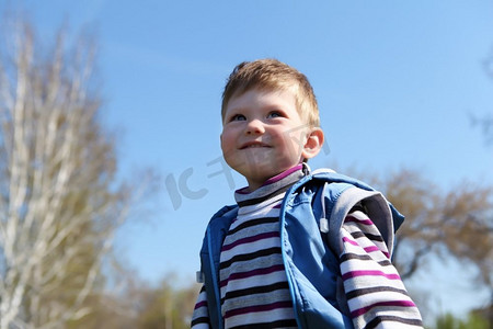 画名：春天公园里的小男孩Portrait of Little Boy in Spring Park