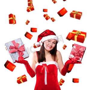 红色背景上装扮成圣诞老人的年轻女孩的肖像。女孩送礼物。双旦快乐!