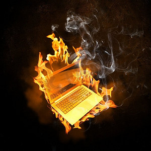 手提电脑着火了。手提电脑在大火中焚烧的图解