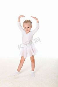 做体操的女孩摄影照片_在白色背景下做体操的小女孩