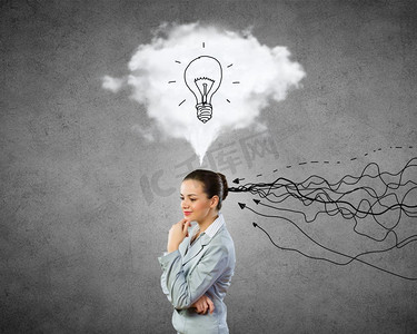 年轻体贴的女商人和她脑子里冒出来的想法.