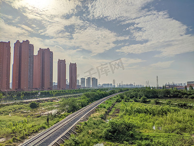 蓝天草地铁路铁轨风景