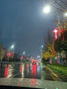 城市夜景道路摄影照片_街景下雨道路夜景车流