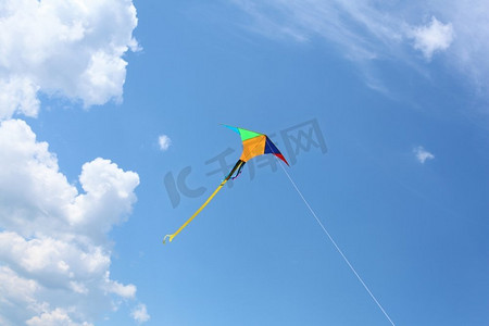 夏日风摄影照片_在蔚蓝的夏日天空中放飞的风筝
