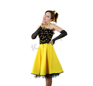 年轻女子在明亮的色彩连衣裙在60年代的风格