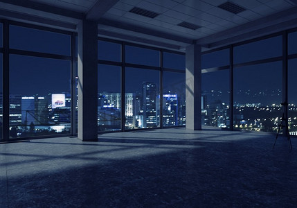 夜间办公室内饰。办公室室内与城市夜景的背景