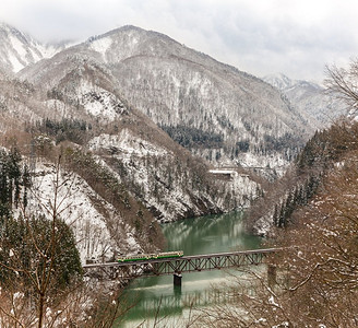 冬日风景雪在桥上的训练