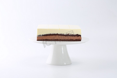 简约巧克力摄影照片_蛋糕糕点精致甜品蛋糕店生日多层夹心烘焙