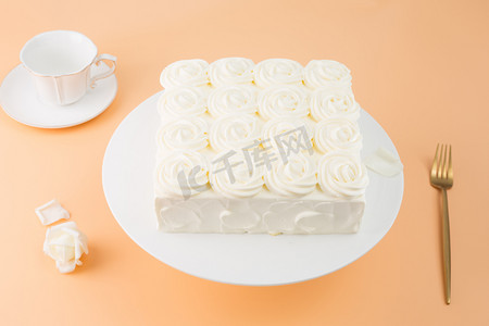 蛋糕多层摄影照片_蛋糕糕点精致甜品蛋糕店夹心生日多层玫瑰