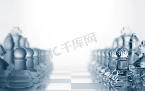 军队展板摄影照片_白色上孤立的透明玻璃象棋