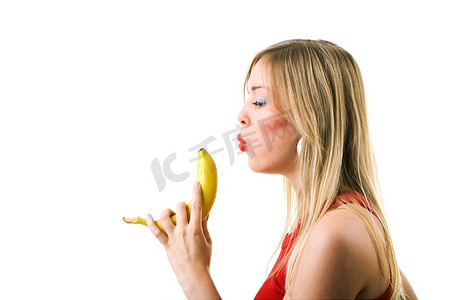 一个女孩从香蕉上喷出烟来，就好像那是一把枪